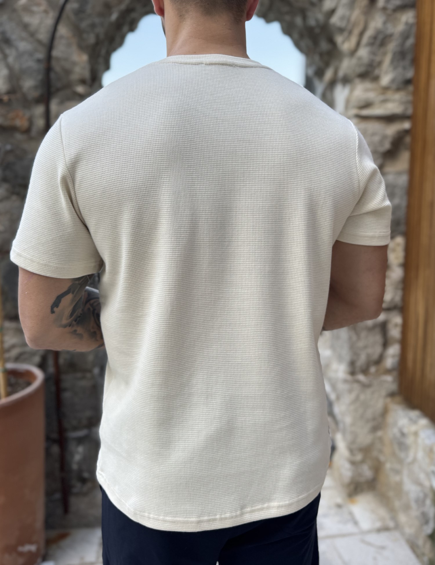 Ανδρική μπεζ κοντομάνικη μπλούζα με ανάγλυφο ύφασμα R260330B φωτογραφία